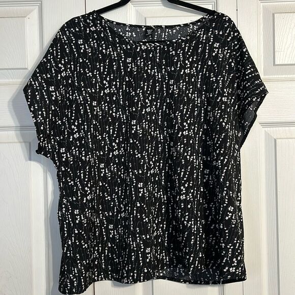 SHEIN CURVE Size 2XL Black White Gray Floral Short Sleeve Crewneck Lightweight - Picture 1 of 6
